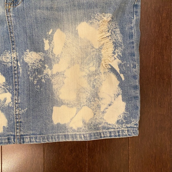 GENTLY WORN SIZE 12 VENUS DENIM MINI SKIRT WITH ACID WASH AND IS DISTRESSED - Picture 6 of 10